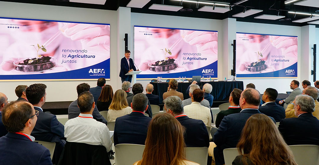 Manuel Pimentel durante la asamblea de AEFA